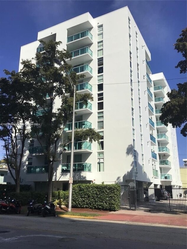 Primary Photo - 1035 West Ave