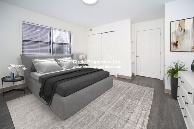 Foto del edificio - Renovated Gem near NEU with Laundry in Unit.  Hot Water and Internet included.  Cat Friendly