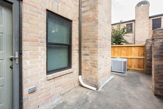 Building Photo - 9800 Pagewood Ln