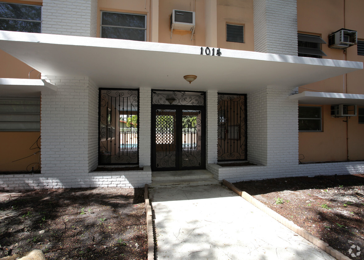 Building Photo - Salzedo in the Gables Condos