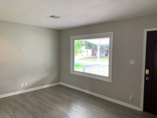 Building Photo - Beautiful Newly Updated 3 Bedroom 1 Bathro...