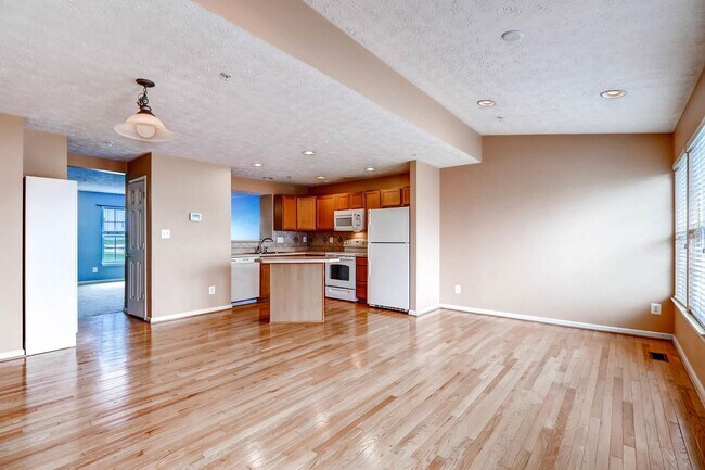 Building Photo - *Available Jan 1 2024!* Newer Townhome Loc...