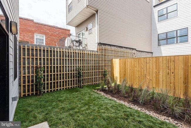 Building Photo - 729 Hobart Pl NW