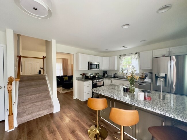 Building Photo - 694 Rock Lake Glen