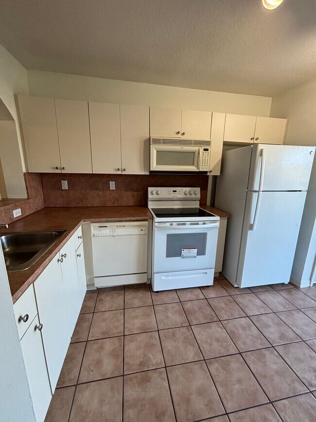Building Photo - Beautiful First-Floor Condo with Lake View in Homestead