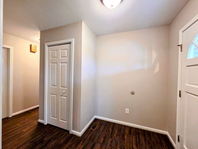 Foto del edificio - 2891 Farrs Bridge Rd