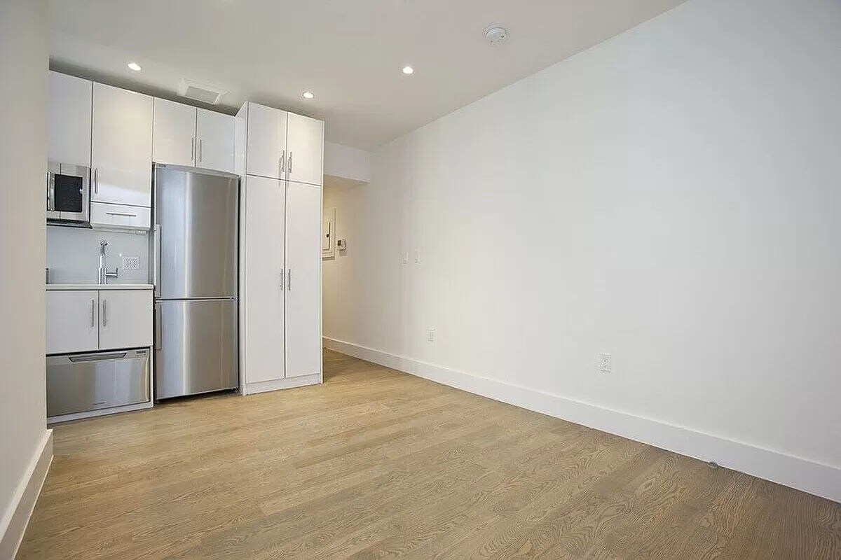 Primary Photo - 102 Norfolk Street