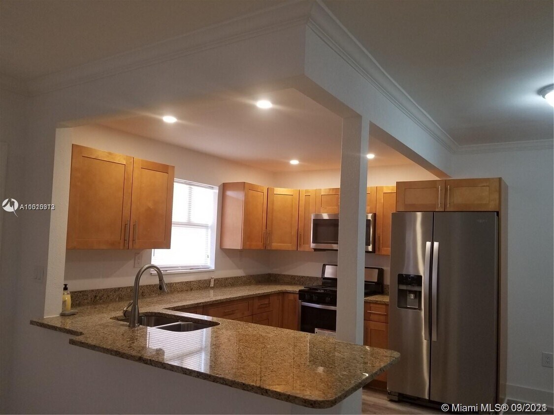 Foto principal - 1265 W 24th St