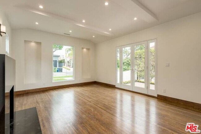 Building Photo - 10634 WELLWORTH Ave