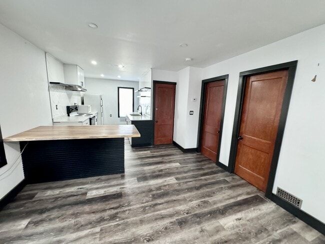 Building Photo - 1661 Howard Ave