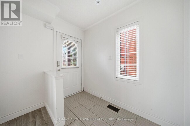 Photo du bâtiment - 2502 Postmaster Dr