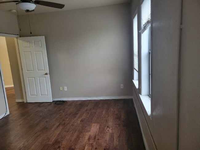 Building Photo - 354 E Southcross