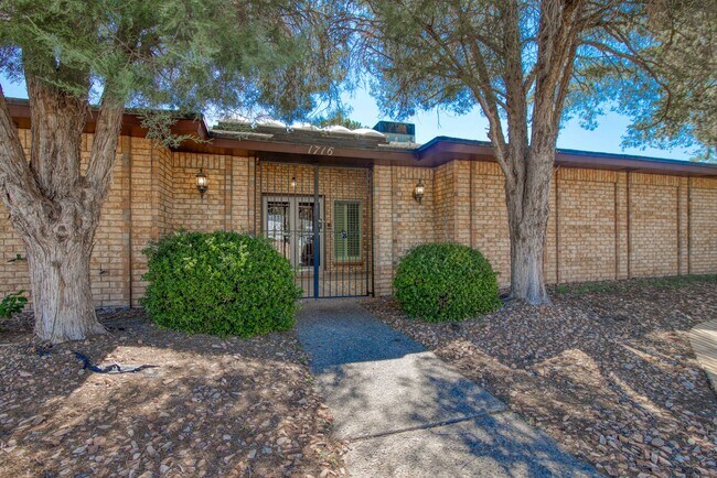 Foto del edificio - Stunning eastside rental in highly desirable area!