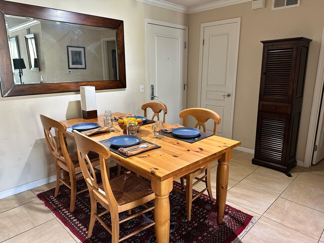 Dining Area - 7320 Hawthorn Ave