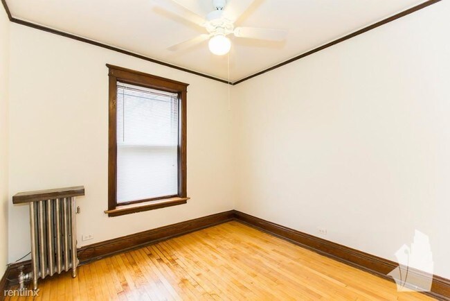 Foto del edificio - 2442 N Racine Ave