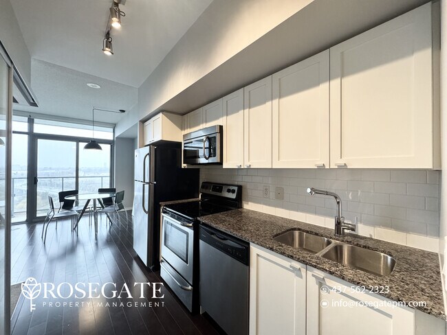 Photo du bâtiment - Cozy 1-Bedroom Condo with Parking & Semi-P...