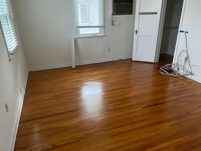 Foto del edificio - 8361 Blackburn Ave