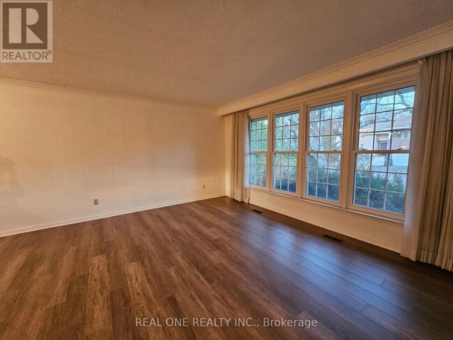 Building Photo - 6 Fairhill Crescent