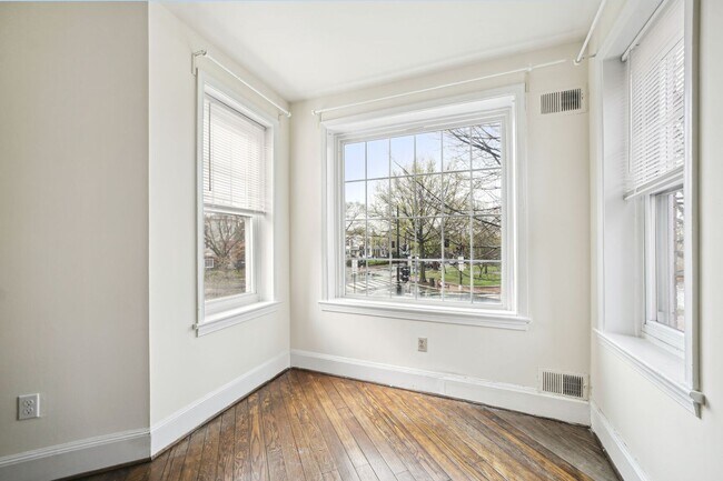 Foto del edificio - 2 bed // 1 bath Close to Capitol Hill & Th...