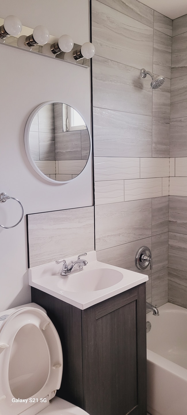 Baño completo - 3807 N Narragansett Ave