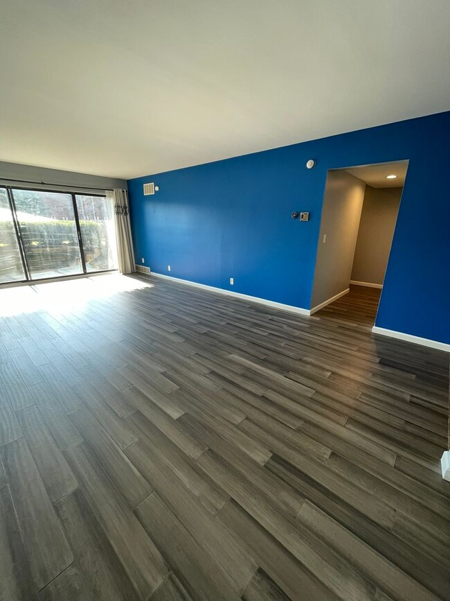 Building Photo - Spacious Two Bedroom, Two Bath Condo in Su...