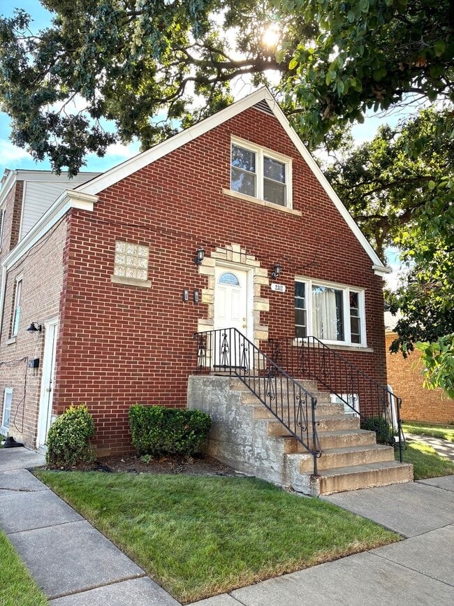 Building Photo - 2312 Division St