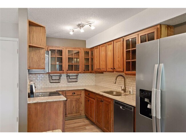 Foto del edificio - 4413 Cedar Lake Rd S