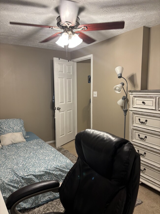 upstairs small bedroom - 1227 Scaleybark Rd