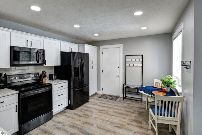 Building Photo - 9994 Edgewood Ave