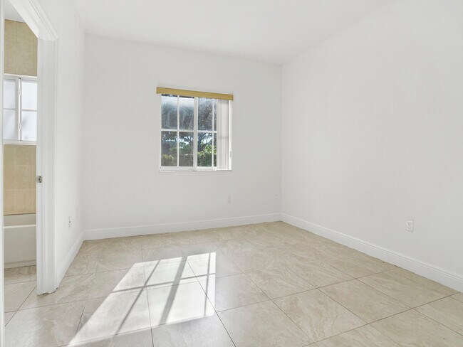 Foto del edificio - 18110 NW 59th Ave