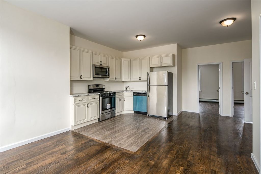 Foto principal - 166 Armstrong Ave