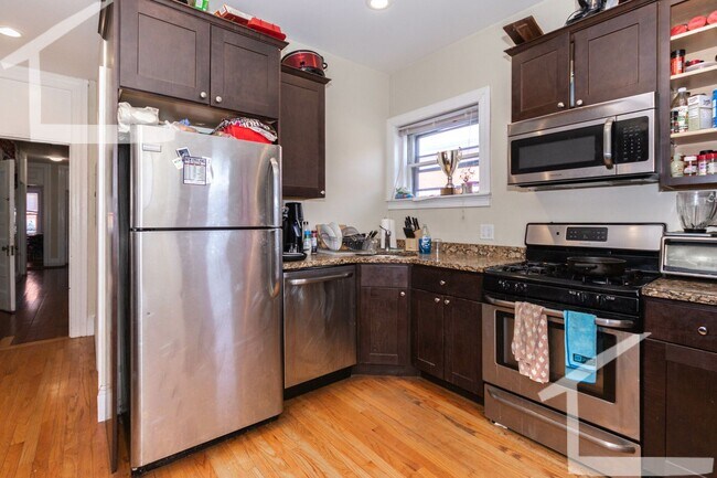 Foto del edificio - 9/1 Renovated 4BR/2BA near Green Line, Bri...