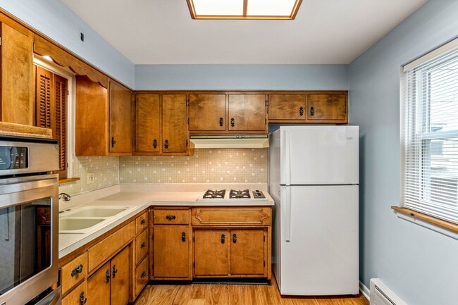 Building Photo - 21 E Thorndale Ave