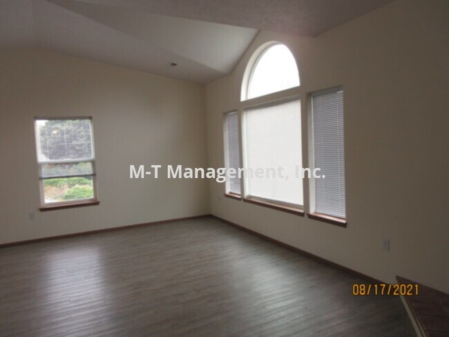 Building Photo - Valley 2 br/2 bath duplex - upper unit