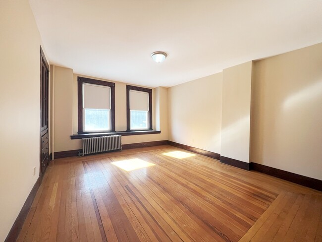 Building Photo - 17 Linden Pl