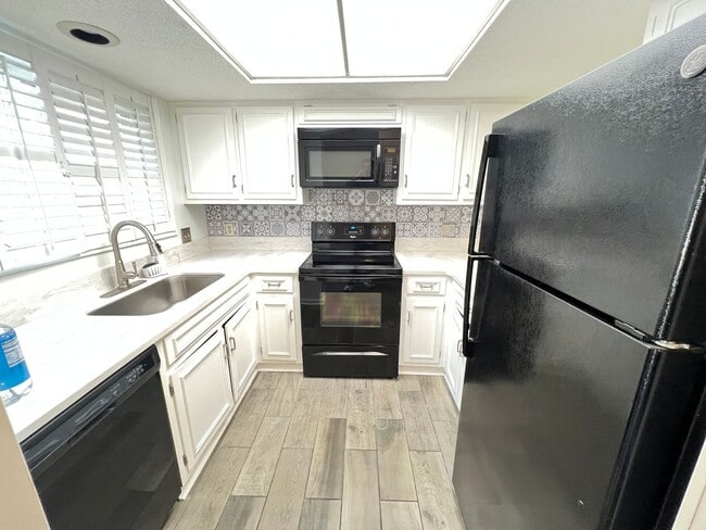 Building Photo - Stunning and Spacious 2 Bedroom, 2.5 Bath, Town Home With Sunroom and Deck!