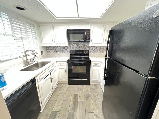 Foto del edificio - Stunning and Spacious 2 Bedroom, 2.5 Bath, Town Home With Sunroom and Deck!