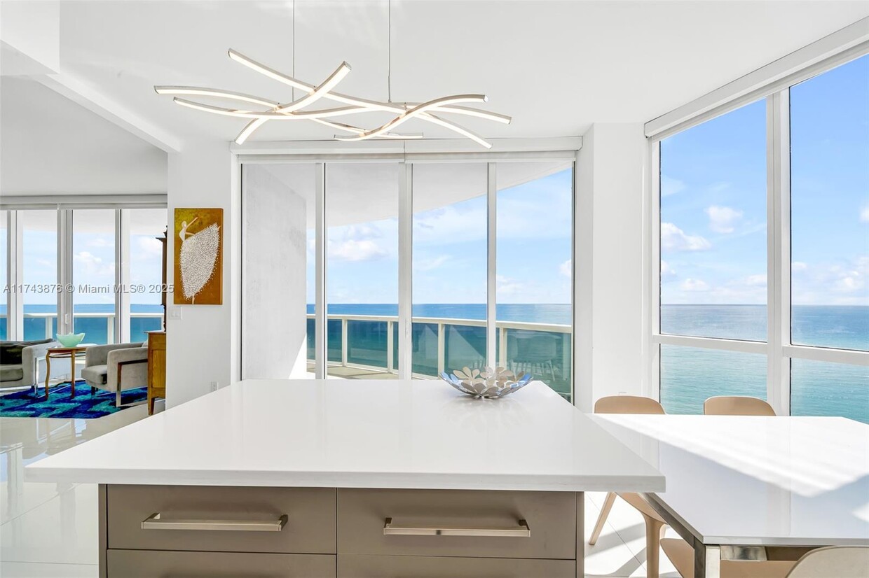 Foto principal - 16001 Collins Ave