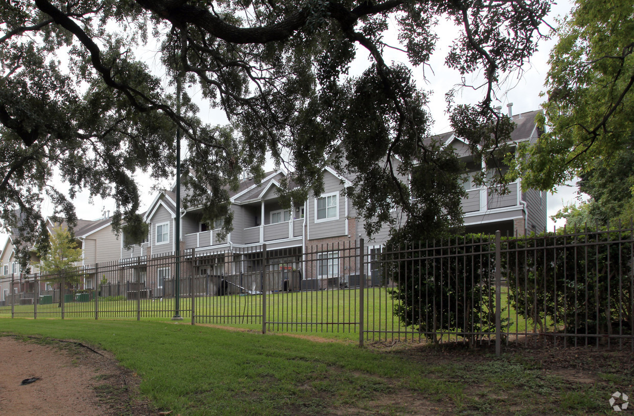 Building Photo - Historic Oaks of Allen Parkway