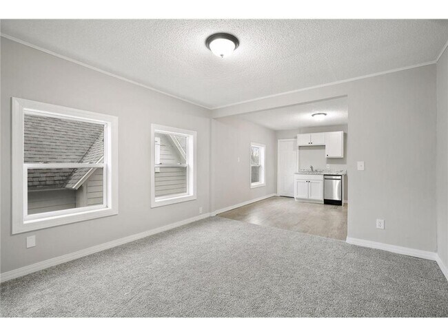 Building Photo - 4647 N Bryant Ave