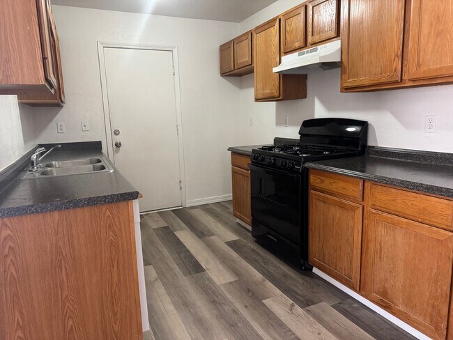 Foto del edificio - 2BD/1.5BA Duplex with 1 Car Garage in Bull...