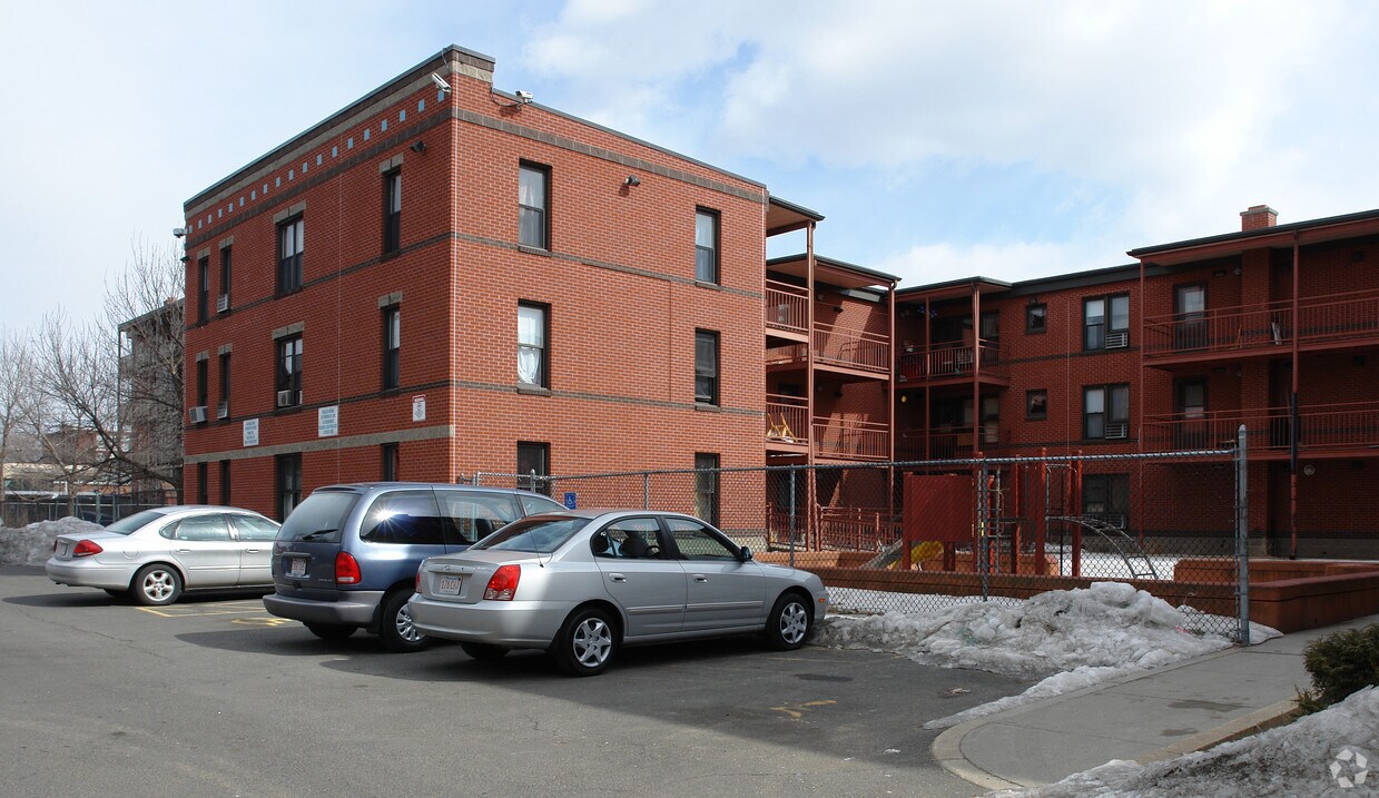 Building Photo - 529 S Summer St
