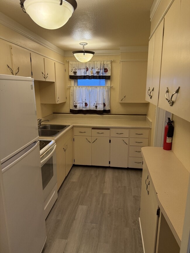 Building Photo - 660 Fairbanks St