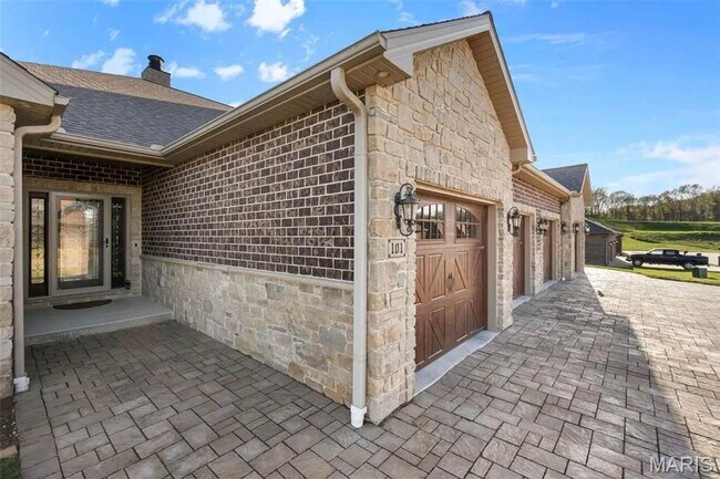 Foto del edificio - Stunning Custom-Built 4 Bedroom Duplex in East Jackson School District