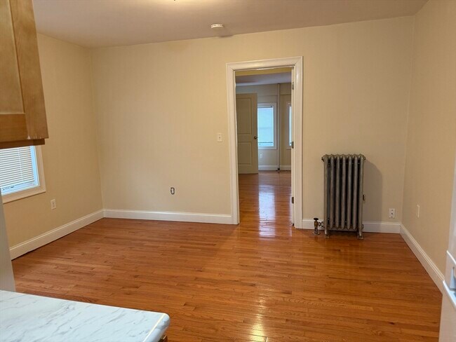 Foto del edificio - 483 Newport Ave