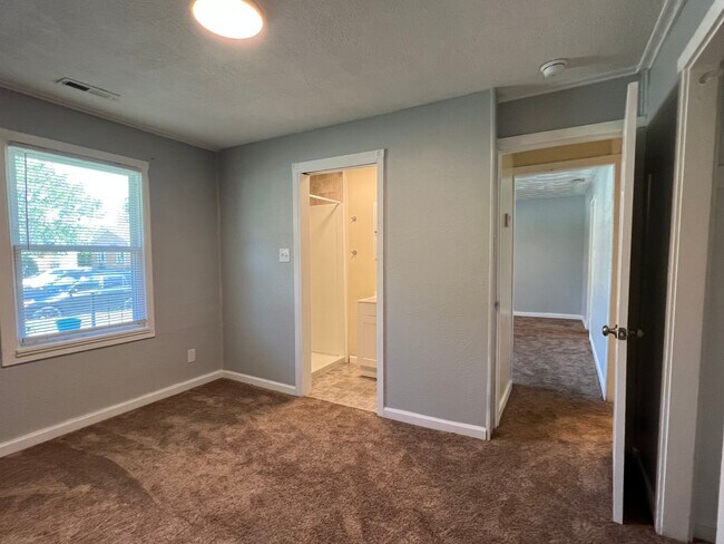 Building Photo - 49 Carver Cir