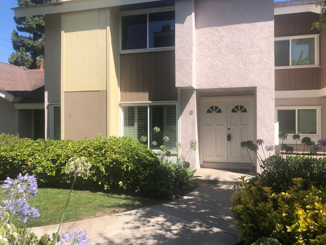 Foto principal - **Coming Soon** Modern Irvine Townhome in ...