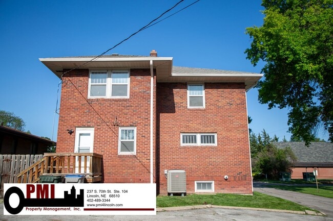 Building Photo - 4 Bedroom, 1.5 bathroom House For Rent; Av...