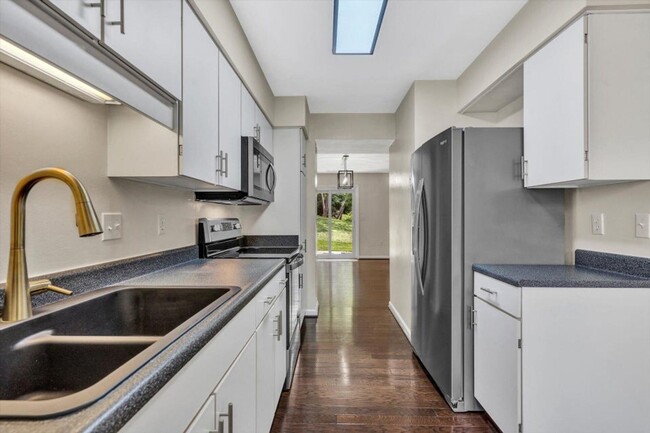 Building Photo - Spacious Roanoke County Townhouse