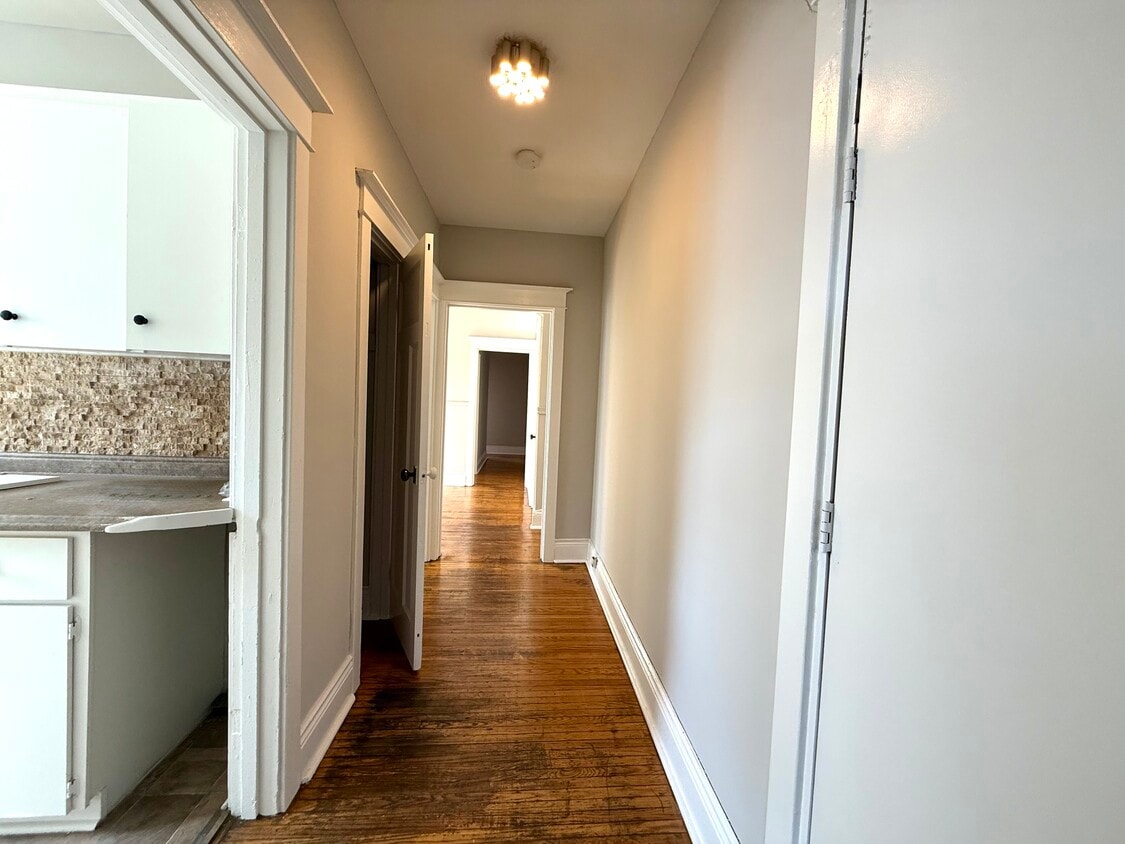 Photo du bâtiment - 2 Bed Plus Den - 96 E Ave S